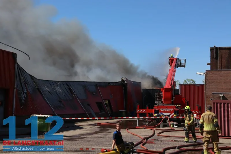 Zeer grote brand in Kwantum in Waalwijk, vlammen uit het dak 112 De Langstraat