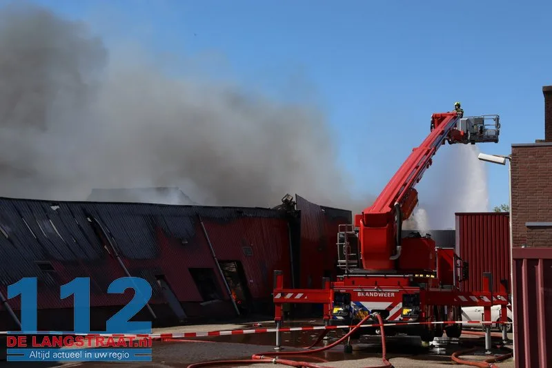 Zeer grote brand in Kwantum in Waalwijk, vlammen uit het dak 112 De Langstraat
