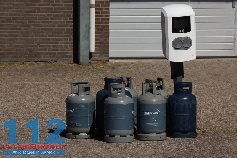 Zeer grote brand in Kwantum in Waalwijk, vlammen uit het dak 112 De Langstraat