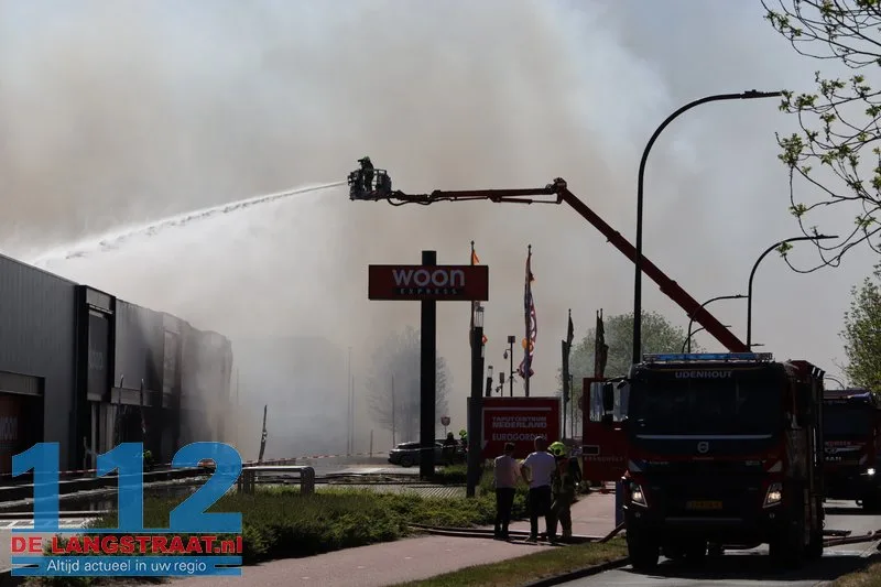 Zeer grote brand in Kwantum in Waalwijk, vlammen uit het dak 112 De Langstraat