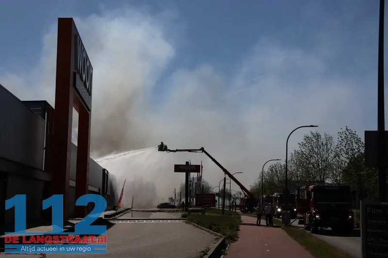 Ravage op woonboulevard Waalwijk pas na uren volledig zichtbaar: De schade is enorm 112 De Langstraat