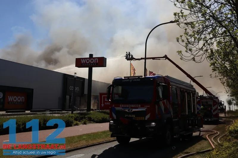 Zeer grote brand in Kwantum in Waalwijk, vlammen uit het dak 112 De Langstraat