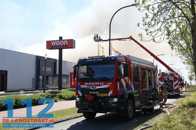 Ravage op woonboulevard Waalwijk pas na uren volledig zichtbaar: De schade is enorm 112 De Langstraat
