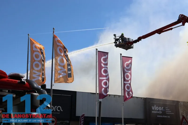 Zeer grote brand in Kwantum in Waalwijk, vlammen uit het dak 112 De Langstraat