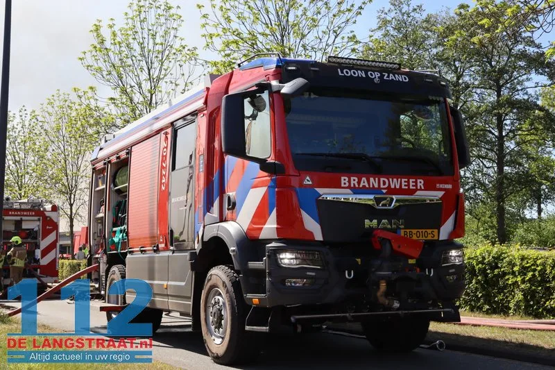 Zeer grote brand in Kwantum in Waalwijk, vlammen uit het dak 112 De Langstraat