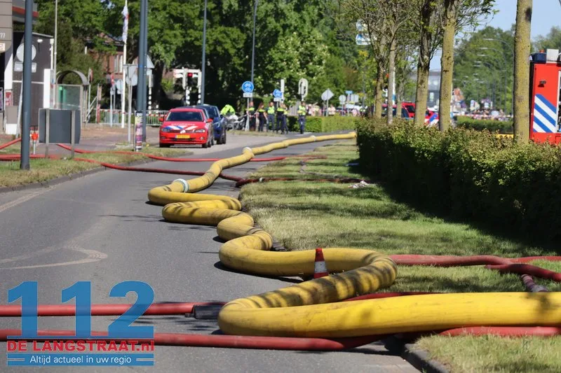 Zeer grote brand in Kwantum in Waalwijk, vlammen uit het dak 112 De Langstraat