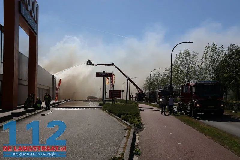 Ravage op woonboulevard Waalwijk pas na uren volledig zichtbaar: De schade is enorm 112 De Langstraat