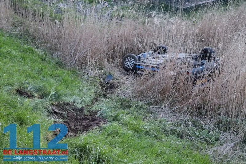 Zoekactie na crash deelauto in sloot aan Weteringweg: Bestuurder spoorloos 112 De Langstraat