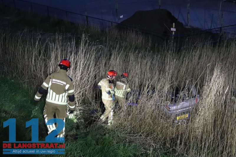 Zoekactie na crash deelauto in sloot aan Weteringweg: Bestuurder spoorloos 112 De Langstraat