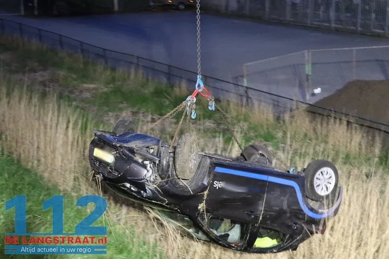 Zoekactie na crash deelauto in sloot aan Weteringweg: Bestuurder spoorloos 112 De Langstraat