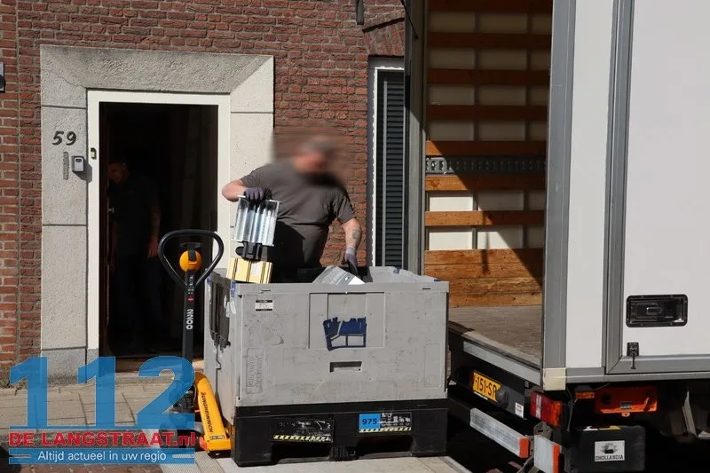 Politie-inval op Tweede Paasdag: Vijf aanhoudingen bij drugsvangst in Grotestraat 8 Politie-inval op Tweede Paasdag: Vijf aanhoudingen bij drugsvangst in Grotestraat 112 De Langstraat