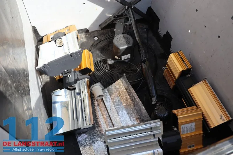 Politie-inval op Tweede Paasdag: Vijf aanhoudingen bij drugsvangst in Grotestraat 9 Politie-inval op Tweede Paasdag: Vijf aanhoudingen bij drugsvangst in Grotestraat 112 De Langstraat