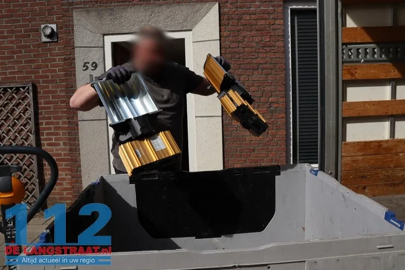 Politie-inval op Tweede Paasdag: Vijf aanhoudingen bij drugsvangst in Grotestraat 10 Politie-inval op Tweede Paasdag: Vijf aanhoudingen bij drugsvangst in Grotestraat 112 De Langstraat