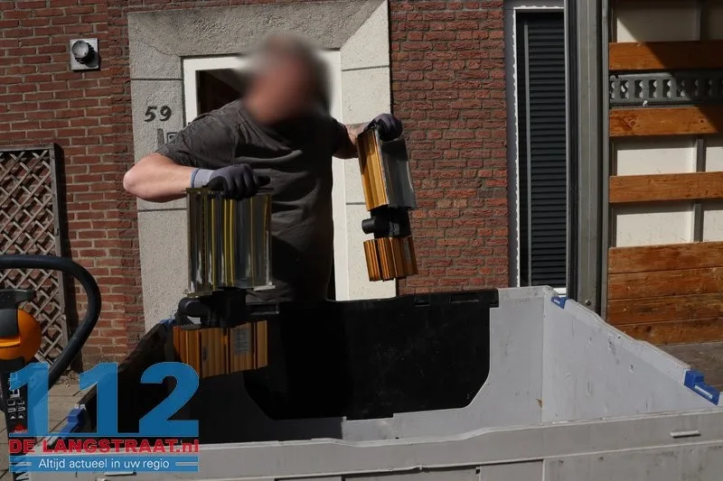 Politie-inval op Tweede Paasdag: Vijf aanhoudingen bij drugsvangst in Grotestraat 11 Politie-inval op Tweede Paasdag: Vijf aanhoudingen bij drugsvangst in Grotestraat 112 De Langstraat