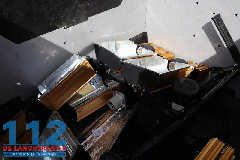 Politie-inval op Tweede Paasdag: Vijf aanhoudingen bij drugsvangst in Grotestraat 12 Politie-inval op Tweede Paasdag: Vijf aanhoudingen bij drugsvangst in Grotestraat 112 De Langstraat