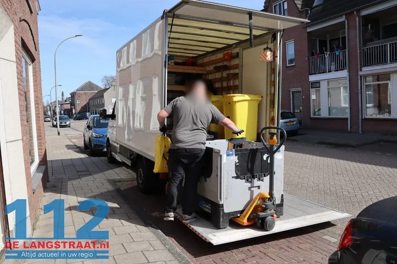 Politie-inval op Tweede Paasdag: Vijf aanhoudingen bij drugsvangst in Grotestraat 13 Politie-inval op Tweede Paasdag: Vijf aanhoudingen bij drugsvangst in Grotestraat 112 De Langstraat