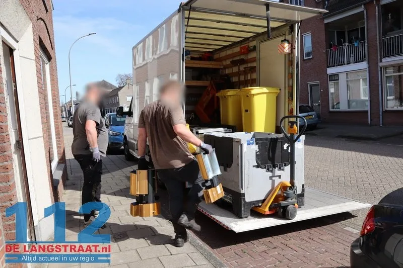 Politie-inval op Tweede Paasdag: Vijf aanhoudingen bij drugsvangst in Grotestraat 14 Politie-inval op Tweede Paasdag: Vijf aanhoudingen bij drugsvangst in Grotestraat 112 De Langstraat