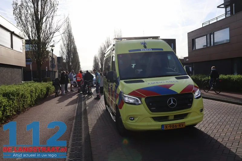 Fietser klapt tegen voorruit bij aanrijding in Jos van Wijlenstraat Waalwijk 1 Fietser klapt tegen voorruit bij aanrijding in Jos van Wijlenstraat Waalwijk 112 De Langstraat