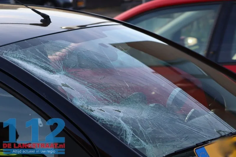 Fietser klapt tegen voorruit bij aanrijding in Jos van Wijlenstraat Waalwijk 2 Fietser klapt tegen voorruit bij aanrijding in Jos van Wijlenstraat Waalwijk 112 De Langstraat