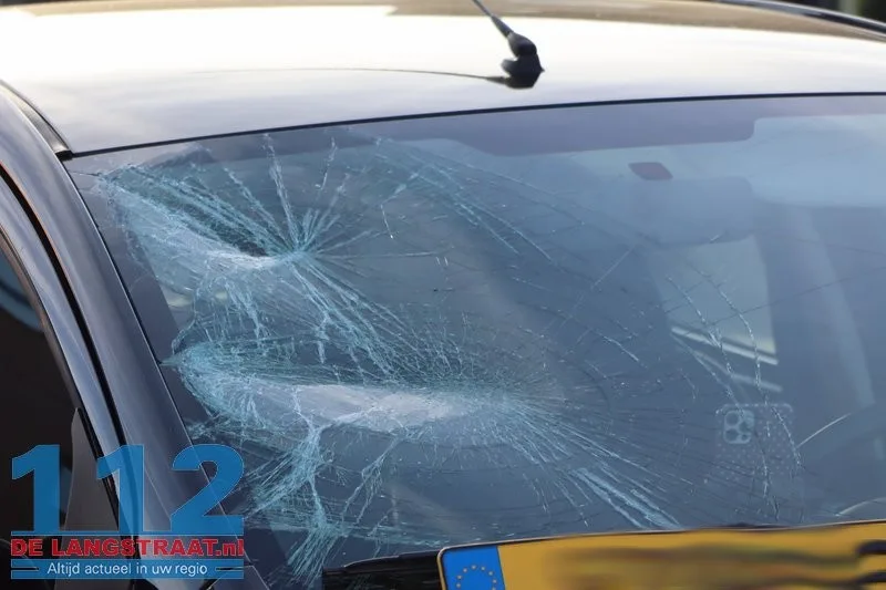 Fietser klapt tegen voorruit bij aanrijding in Jos van Wijlenstraat Waalwijk 3 Fietser klapt tegen voorruit bij aanrijding in Jos van Wijlenstraat Waalwijk 112 De Langstraat