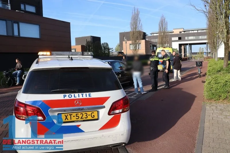 Fietser klapt tegen voorruit bij aanrijding in Jos van Wijlenstraat Waalwijk 4 Fietser klapt tegen voorruit bij aanrijding in Jos van Wijlenstraat Waalwijk 112 De Langstraat