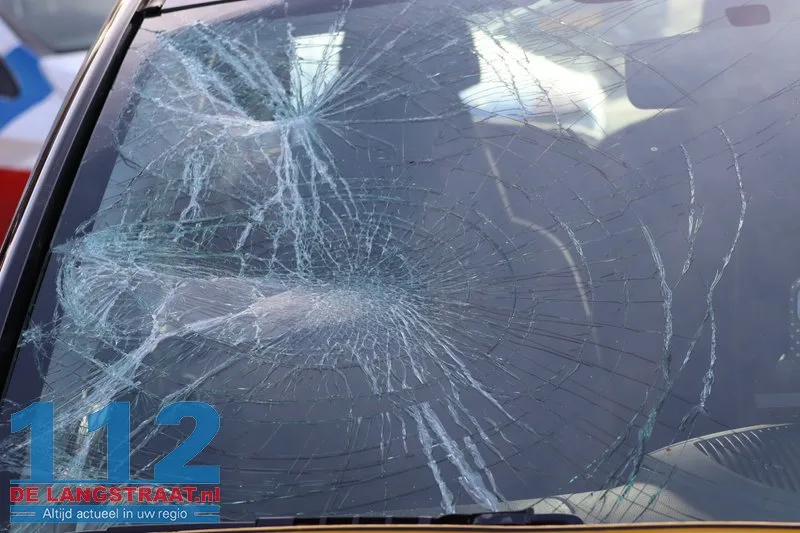 Fietser klapt tegen voorruit bij aanrijding in Jos van Wijlenstraat Waalwijk 5 Fietser klapt tegen voorruit bij aanrijding in Jos van Wijlenstraat Waalwijk 112 De Langstraat