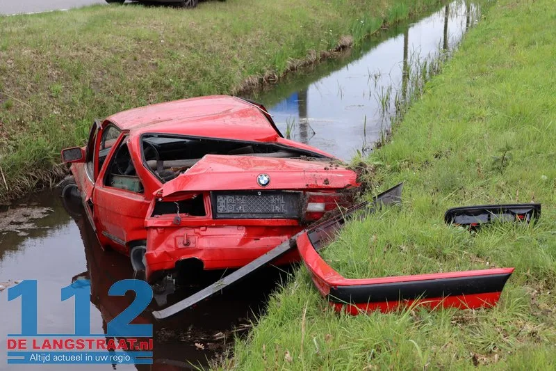 Auto belandt in sloot in Nieuwkuijk, bestuurder naar ziekenhuis 1 Auto belandt in sloot in Nieuwkuijk, bestuurder naar ziekenhuis 112 De Langstraat