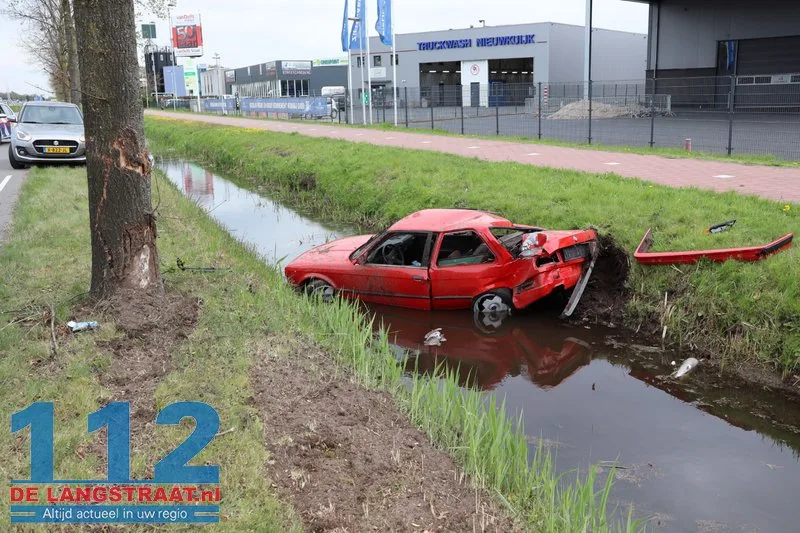 Auto belandt in sloot in Nieuwkuijk, bestuurder naar ziekenhuis 2 Auto belandt in sloot in Nieuwkuijk, bestuurder naar ziekenhuis 112 De Langstraat
