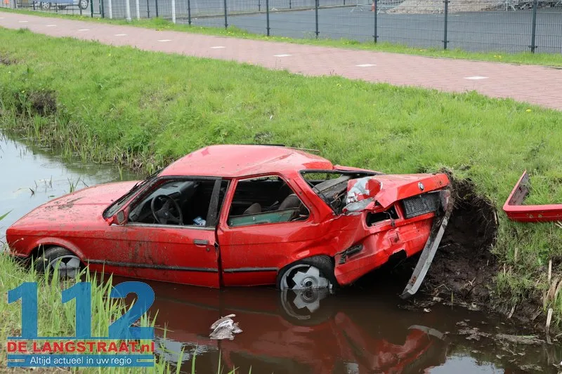 Auto belandt in sloot in Nieuwkuijk, bestuurder naar ziekenhuis 3 Auto belandt in sloot in Nieuwkuijk, bestuurder naar ziekenhuis 112 De Langstraat