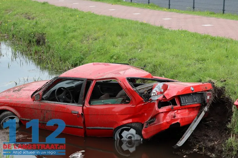 Auto belandt in sloot in Nieuwkuijk, bestuurder naar ziekenhuis 4 Auto belandt in sloot in Nieuwkuijk, bestuurder naar ziekenhuis 112 De Langstraat