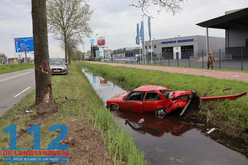Auto belandt in sloot in Nieuwkuijk, bestuurder naar ziekenhuis 5 Auto belandt in sloot in Nieuwkuijk, bestuurder naar ziekenhuis 112 De Langstraat