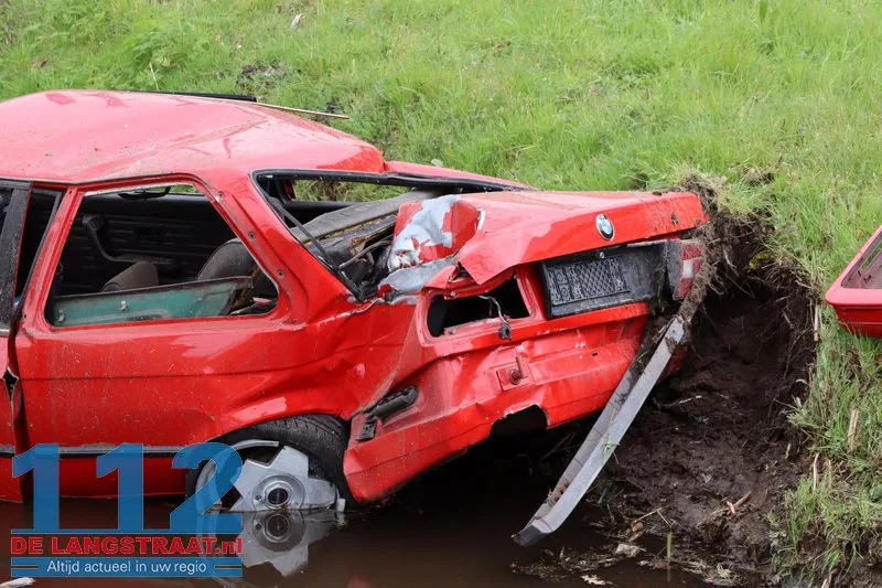 Auto belandt in sloot in Nieuwkuijk, bestuurder naar ziekenhuis 6 Auto belandt in sloot in Nieuwkuijk, bestuurder naar ziekenhuis 112 De Langstraat