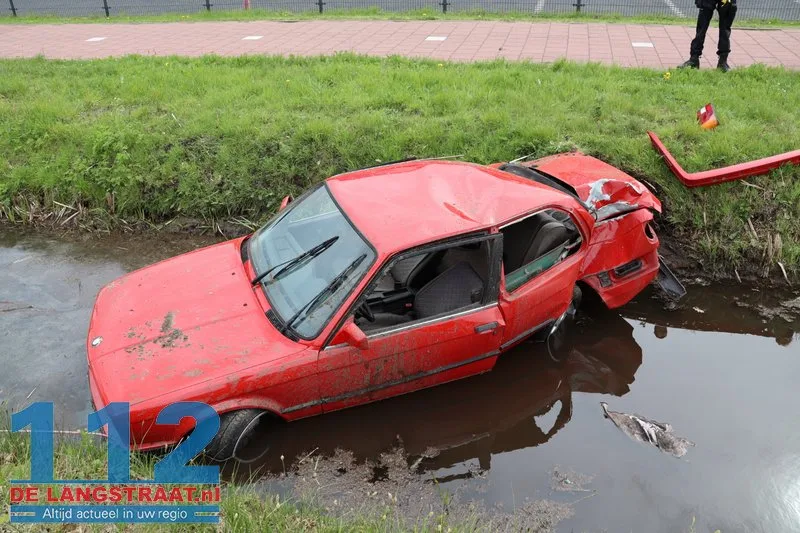 Auto belandt in sloot in Nieuwkuijk, bestuurder naar ziekenhuis 7 Auto belandt in sloot in Nieuwkuijk, bestuurder naar ziekenhuis 112 De Langstraat