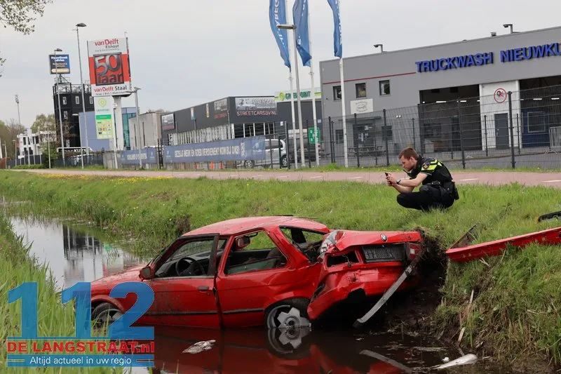 Auto belandt in sloot in Nieuwkuijk, bestuurder naar ziekenhuis 8 Auto belandt in sloot in Nieuwkuijk, bestuurder naar ziekenhuis 112 De Langstraat