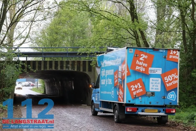 AH‑bezorger rijdt bakwagen kapot onder berucht viaduct in Waspik 112 De Langstraat
