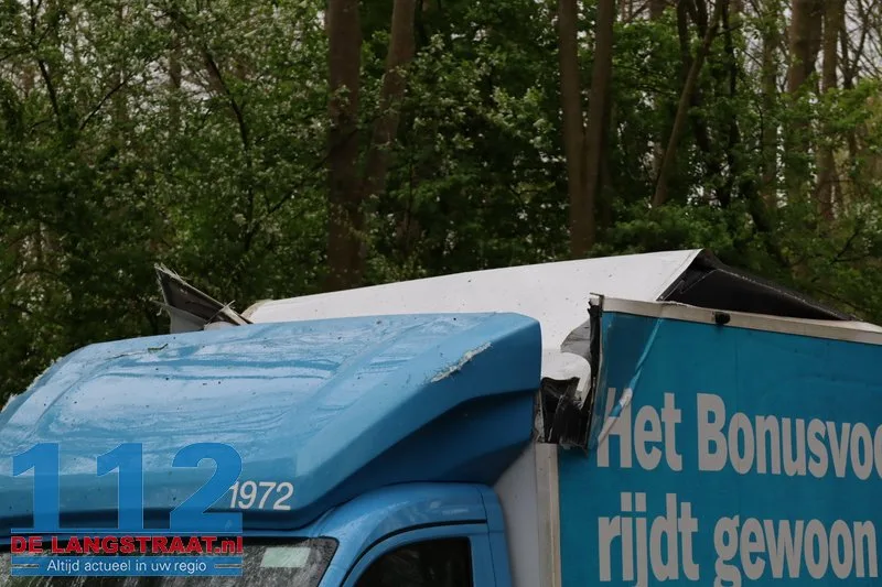 AH‑bezorger rijdt bakwagen kapot onder berucht viaduct in Waspik 112 De Langstraat