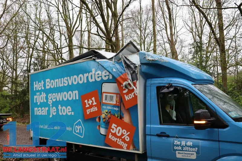 AH‑bezorger rijdt bakwagen kapot onder berucht viaduct in Waspik 112 De Langstraat
