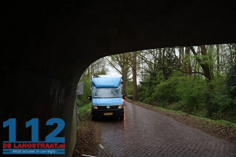 AH‑bezorger rijdt bakwagen kapot onder berucht viaduct in Waspik 112 De Langstraat