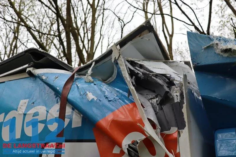 AH‑bezorger rijdt bakwagen kapot onder berucht viaduct in Waspik 112 De Langstraat