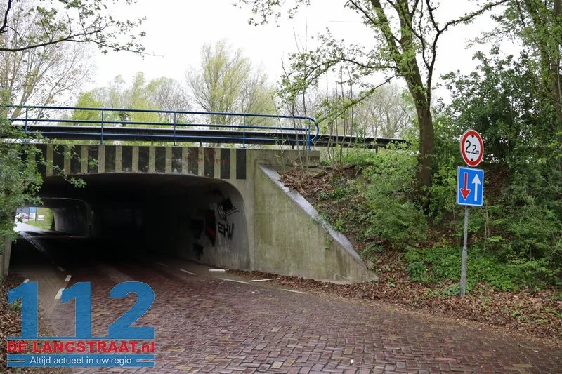 AH‑bezorger rijdt bakwagen kapot onder berucht viaduct in Waspik 112 De Langstraat