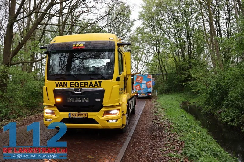 AH‑bezorger rijdt bakwagen kapot onder berucht viaduct in Waspik 112 De Langstraat