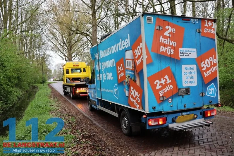 AH‑bezorger rijdt bakwagen kapot onder berucht viaduct in Waspik 112 De Langstraat