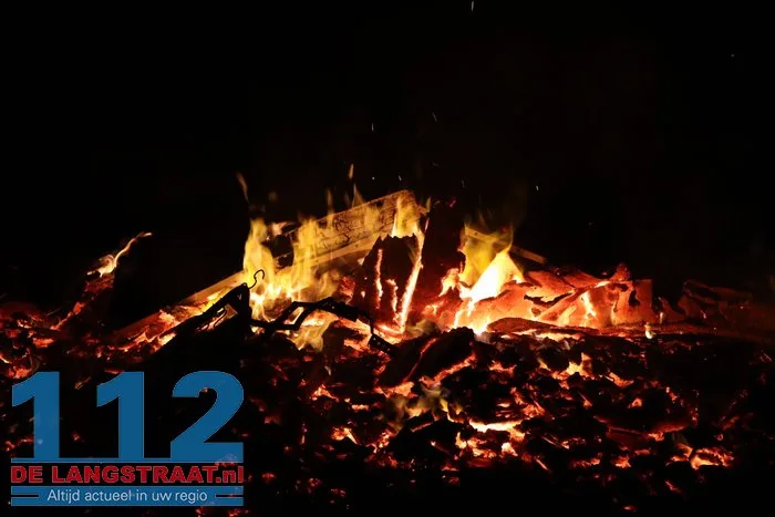 Brandweer blust buitenbrand achter weiland in Kaatsheuvel 1 Brandweer blust buitenbrand achter weiland in Kaatsheuvel 112 De Langstraat