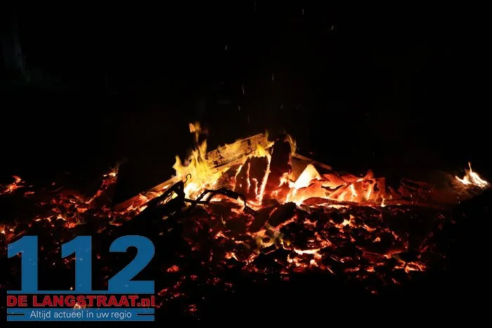 Brandweer blust buitenbrand achter weiland in Kaatsheuvel 2 Brandweer blust buitenbrand achter weiland in Kaatsheuvel 112 De Langstraat