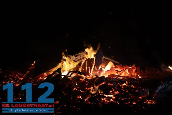 Brandweer blust buitenbrand achter weiland in Kaatsheuvel 3 Brandweer blust buitenbrand achter weiland in Kaatsheuvel 112 De Langstraat