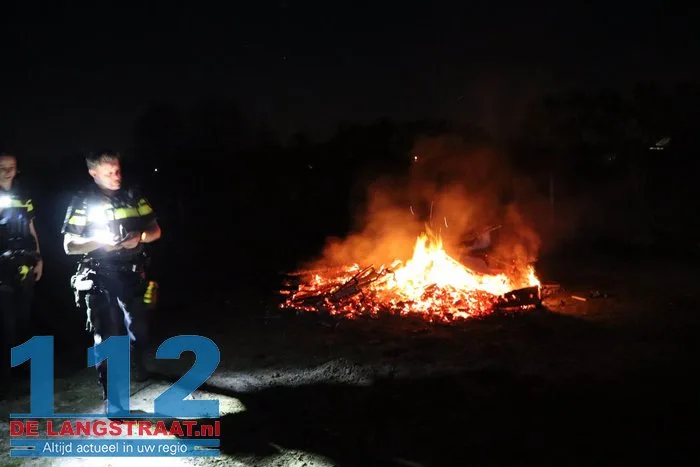 Brandweer blust buitenbrand achter weiland in Kaatsheuvel 4 Brandweer blust buitenbrand achter weiland in Kaatsheuvel 112 De Langstraat