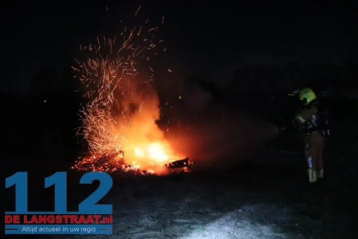 Brandweer blust buitenbrand achter weiland in Kaatsheuvel 5 Brandweer blust buitenbrand achter weiland in Kaatsheuvel 112 De Langstraat