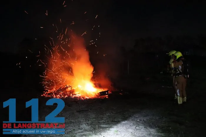 Brandweer blust buitenbrand achter weiland in Kaatsheuvel 6 Brandweer blust buitenbrand achter weiland in Kaatsheuvel 112 De Langstraat