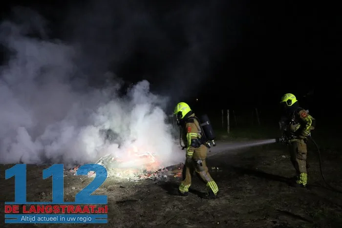 Brandweer blust buitenbrand achter weiland in Kaatsheuvel 7 Brandweer blust buitenbrand achter weiland in Kaatsheuvel 112 De Langstraat