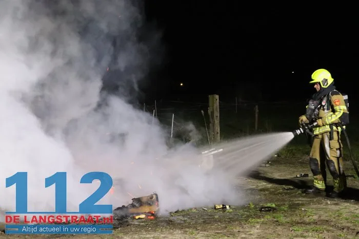 Brandweer blust buitenbrand achter weiland in Kaatsheuvel 8 Brandweer blust buitenbrand achter weiland in Kaatsheuvel 112 De Langstraat